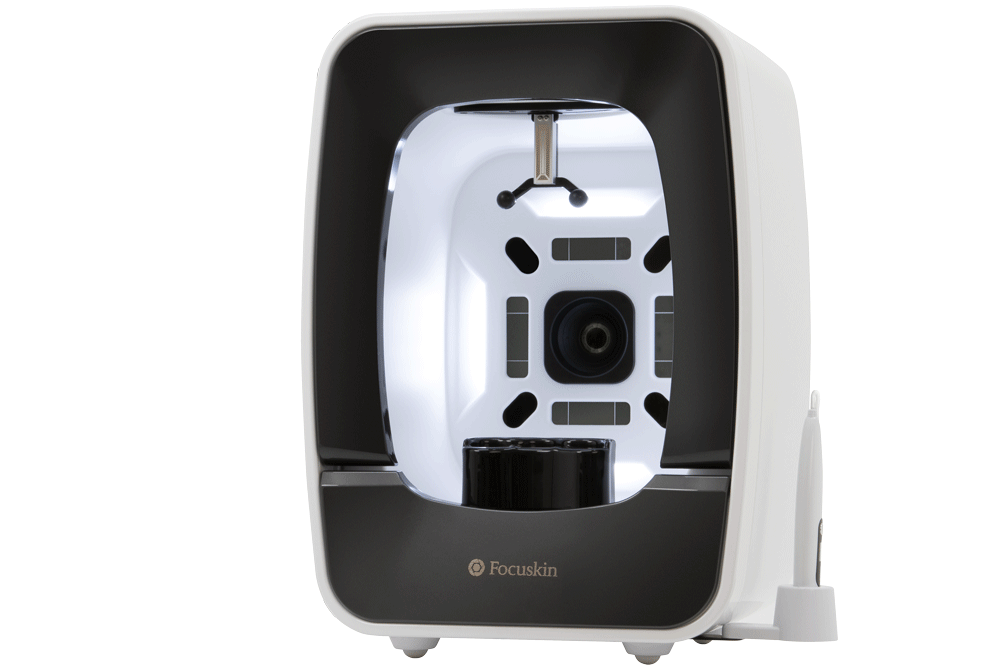 A professional using the Focuskin analyzer with a client